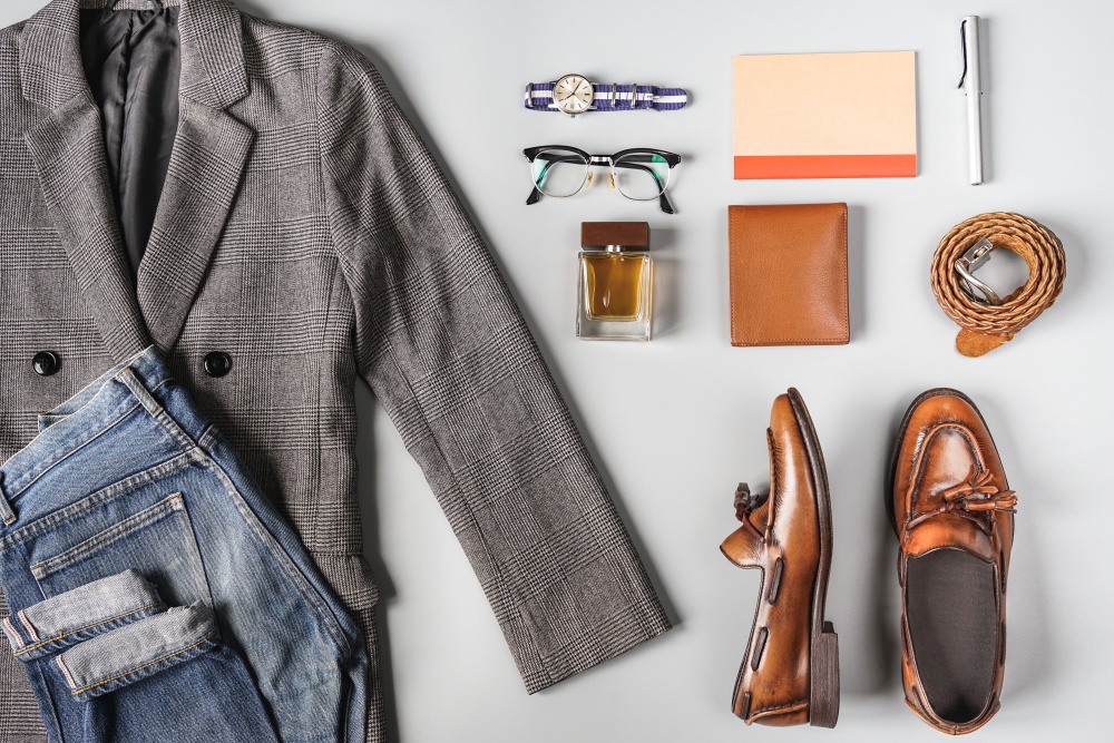 Un outfit complet format din sacou, jeans, pantofi, ochelari parfum si alte accesorii.