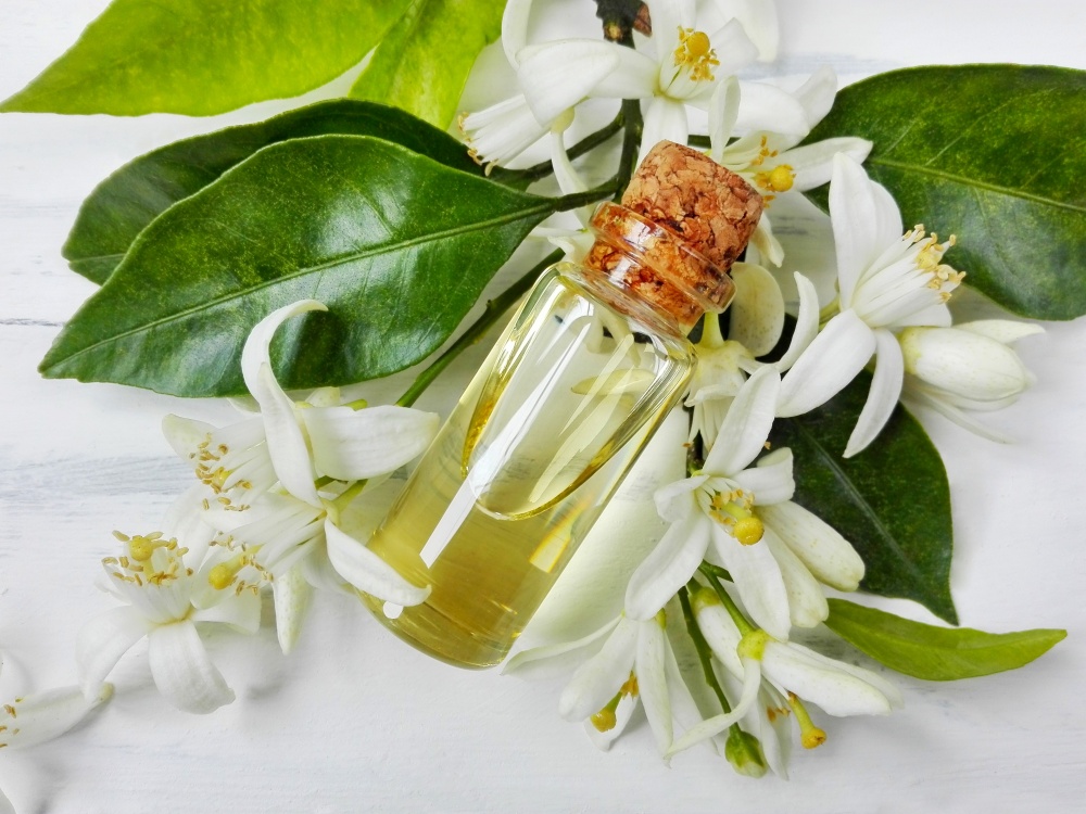 Ulei de neroli langa o flori