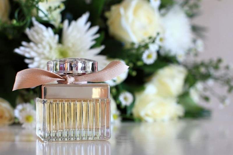 parfum feminin langa flori