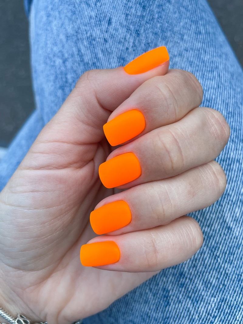 manichiura oranj de Halloween