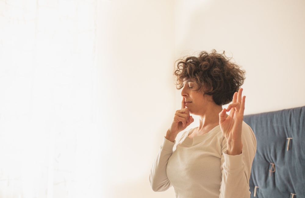 O femeie practicand mediatie si Agni mudra. Surya mudra.