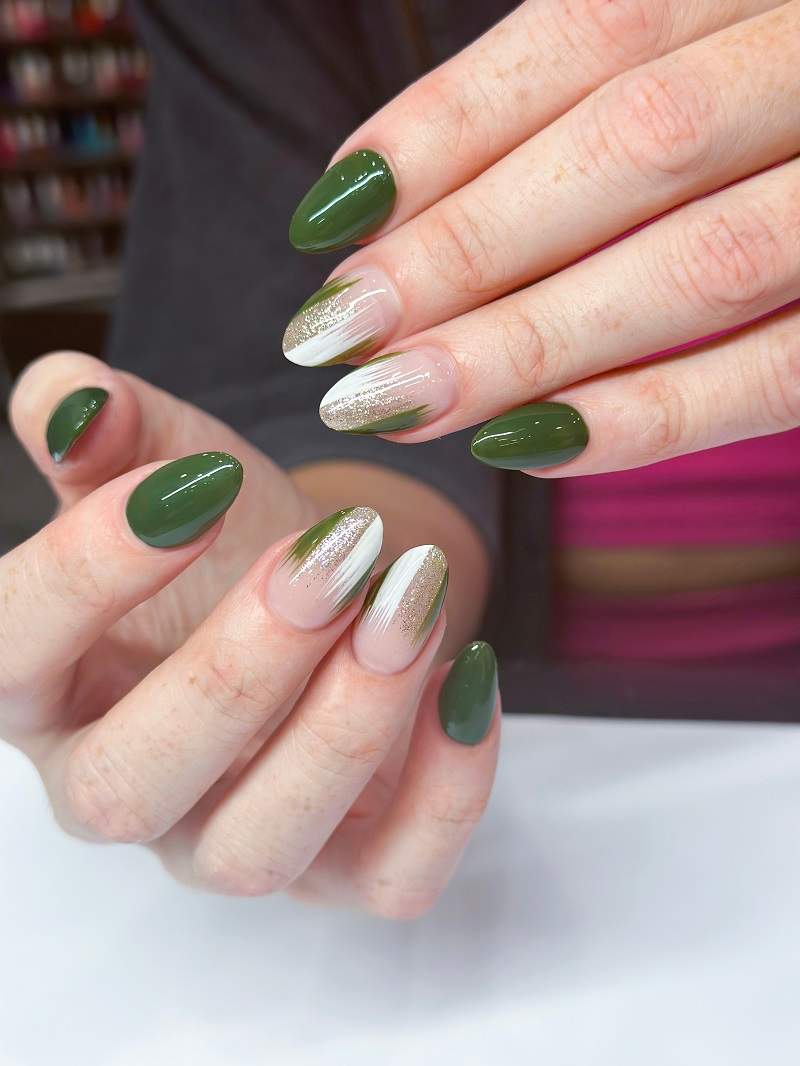 manichiura verde cu alb