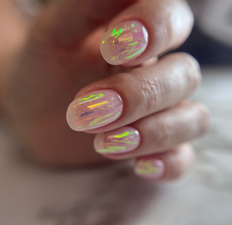 manichiura verde cu accente de stralucire