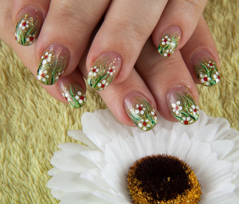 manichiura verde cu flori