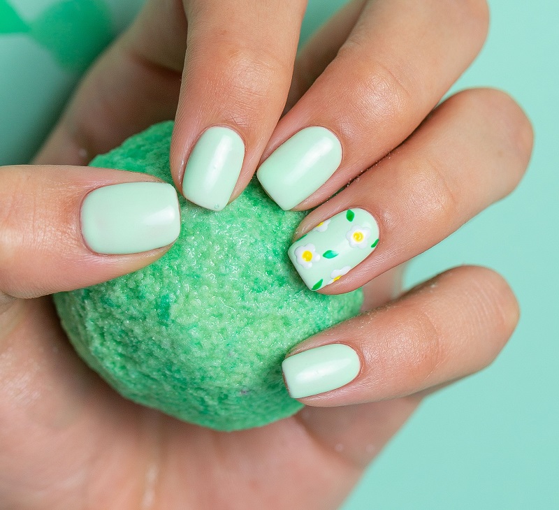 manichiura pastelata de primavara cu verde