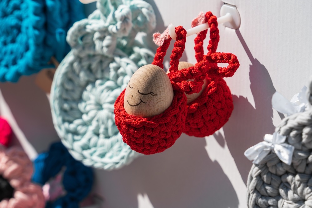 cos suspendat si impletit de oua