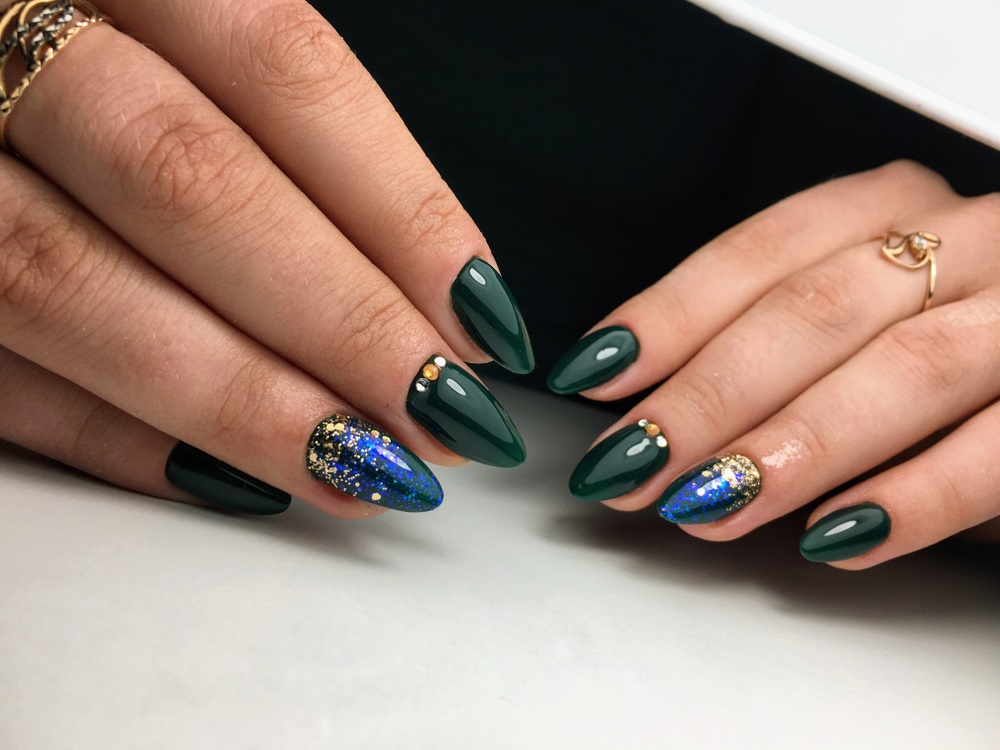 manichiura verde stralucitoare