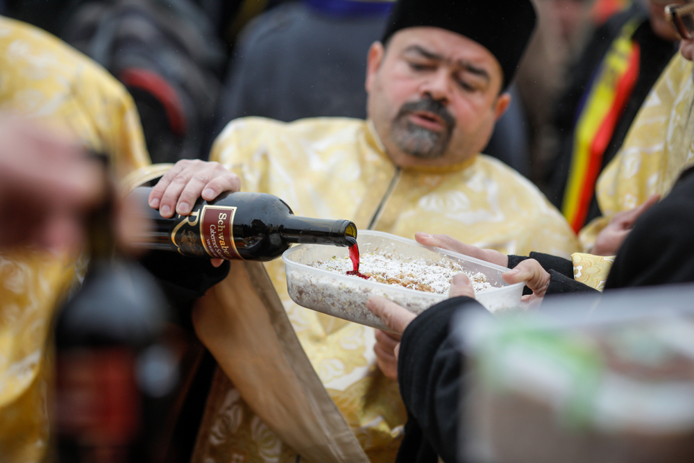 preot care sfinteste o coliva de mihail si gavriil