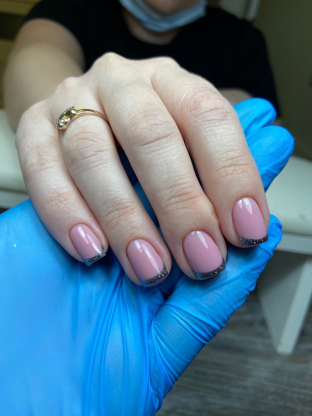 manichiura french cu glitter la varfuri