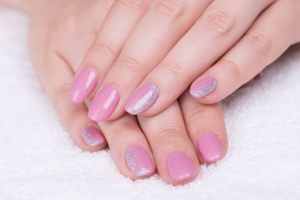 manichiura roz cu glitter