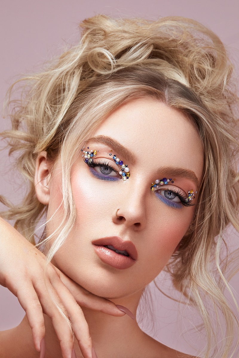 machiaj festiv cu strasuri