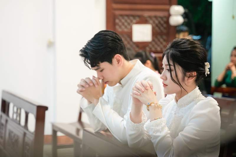 cuplu care se roaga in biserica