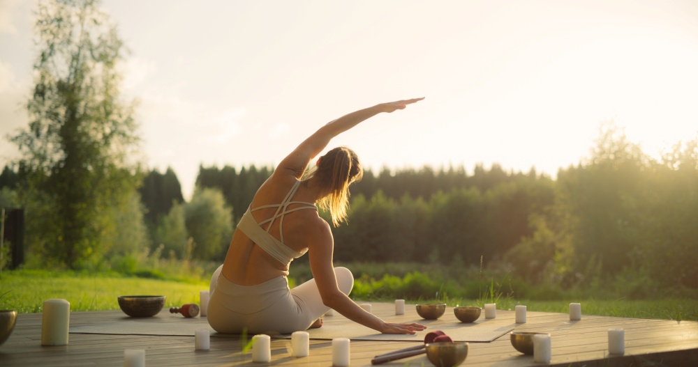 O femeie pracrica yoga in natura.