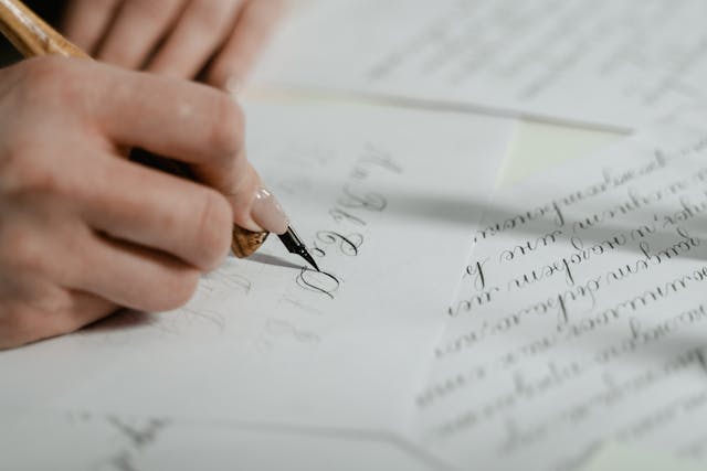 mana scriind un mesaj emoționant intr-o felicitare