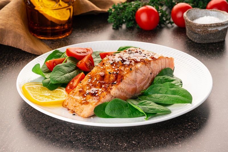 somon la cuptor cu garnitura salata