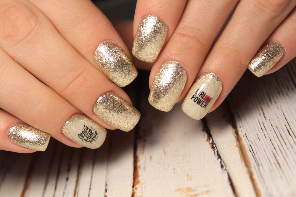 manichiura cu glitter si scris