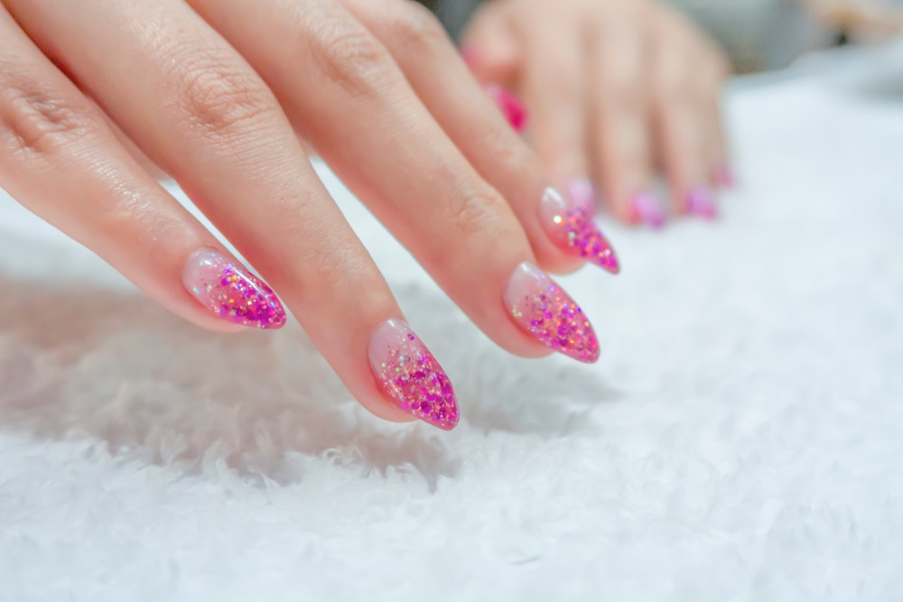 model unghii cu glitter roz