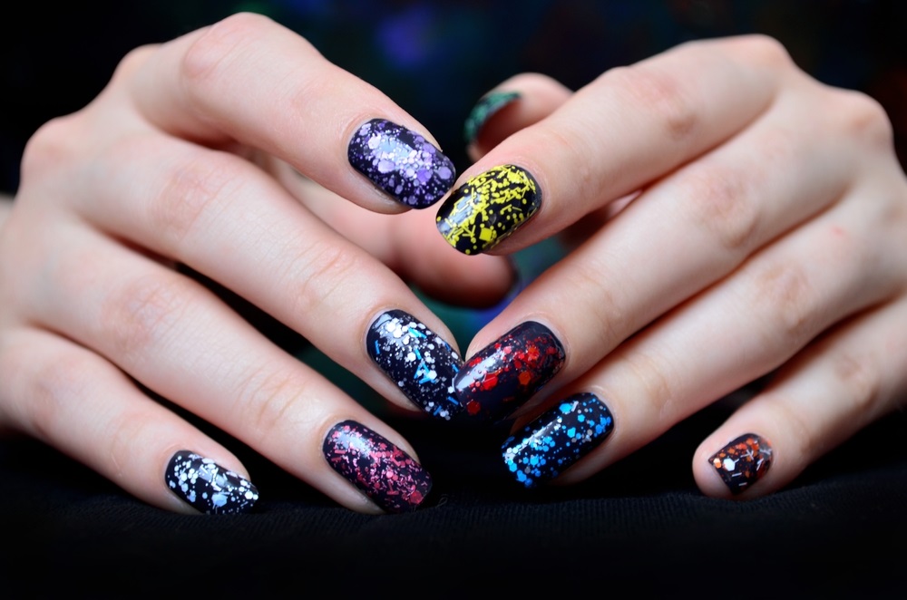 manichiura cu glitter colorat