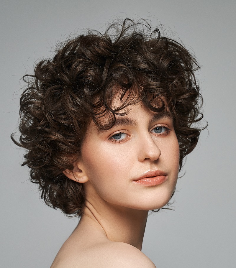 coafuri cu bucle definite crete pentru parul mediu