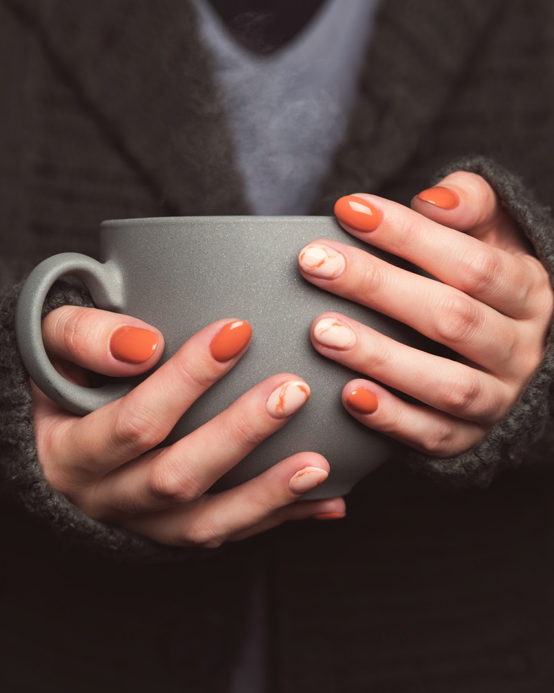 manichiura de toamna marmorata