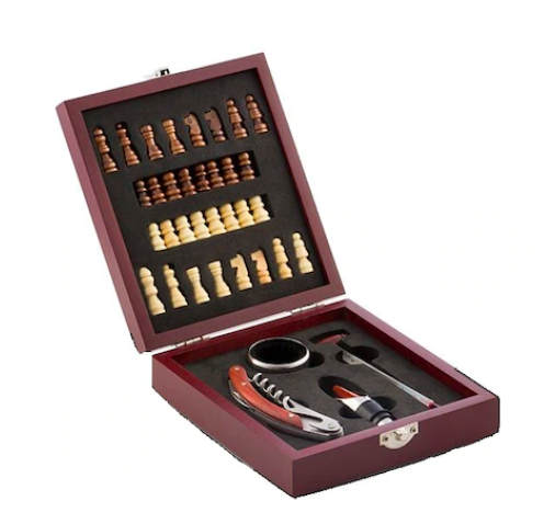 idei cadouri de craciun inedite: tabla de sah si accesorii vin