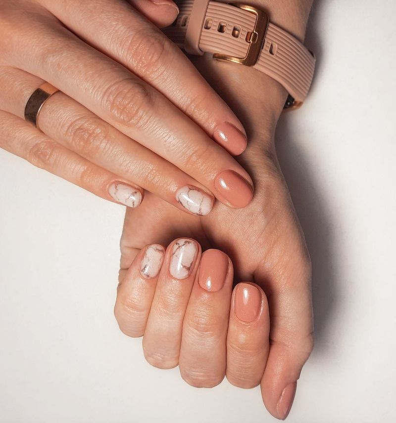 modele de unghii marmorate bej