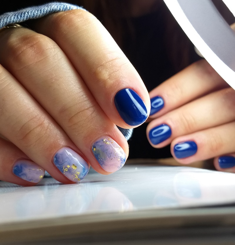 manichiura stil marmura albastra