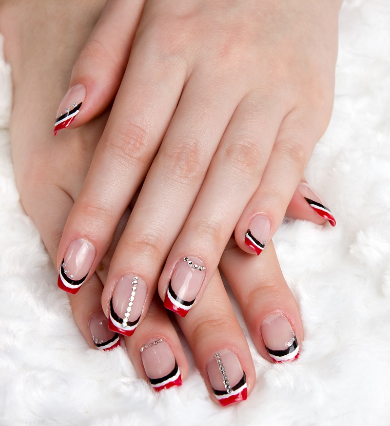 manichiura french cu varfuri negre si rosii