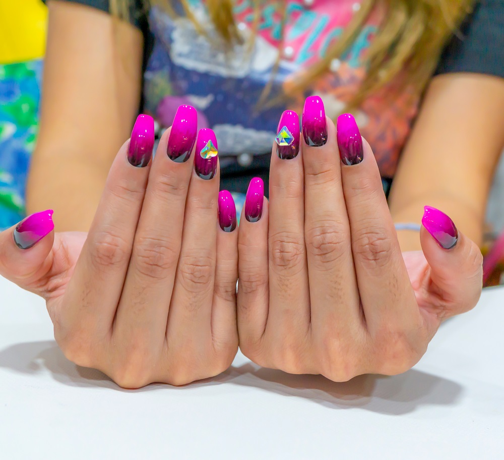 manichiura violet cu stras in forma de inima