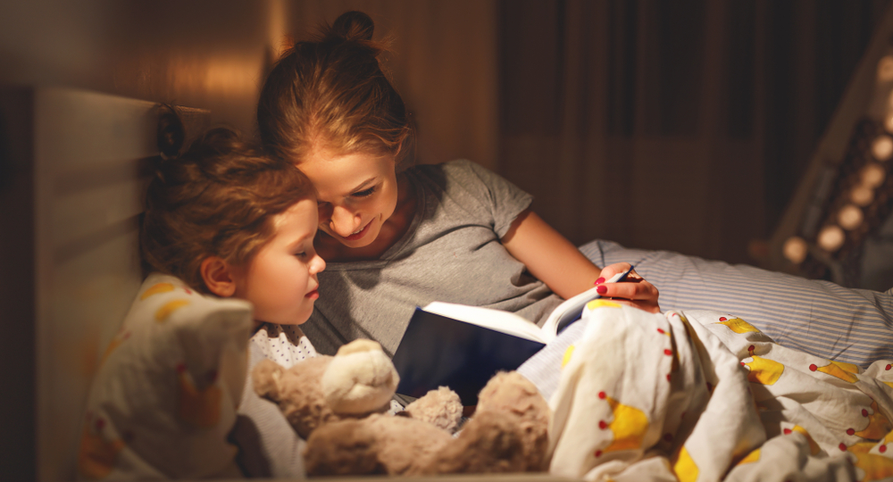 parenting si somnul copilului: copilul adoarme cu lumina aprinsa sau lumina de veghe