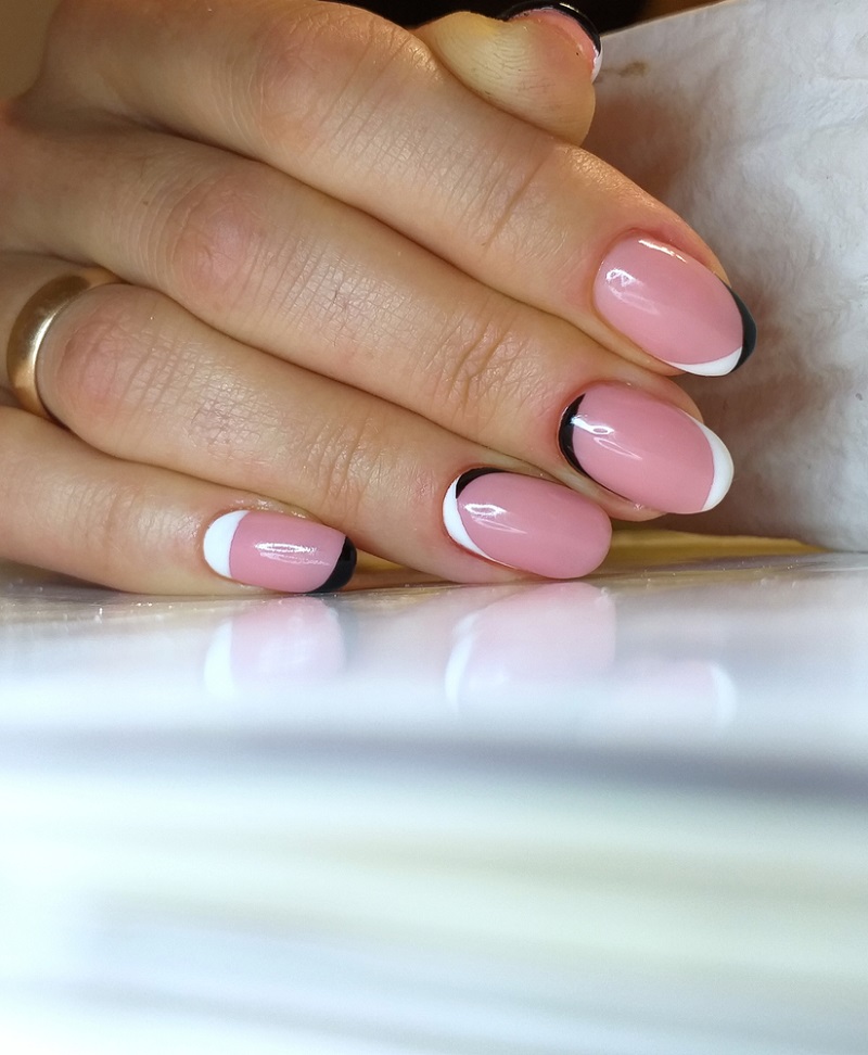 modele de unghii french alb negru