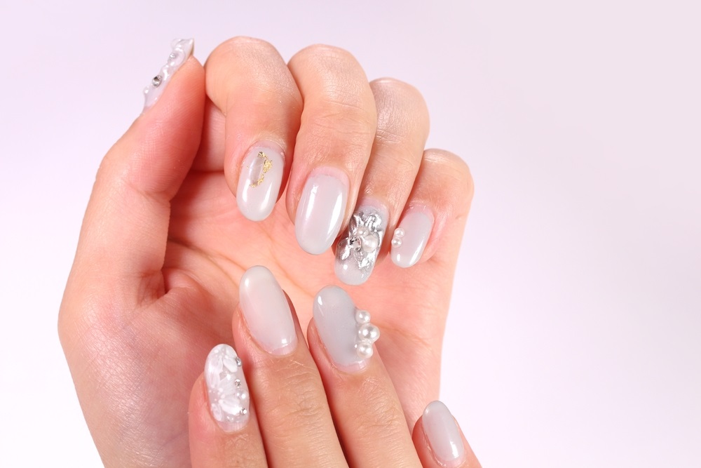 modele de unghii de sirena cu perle