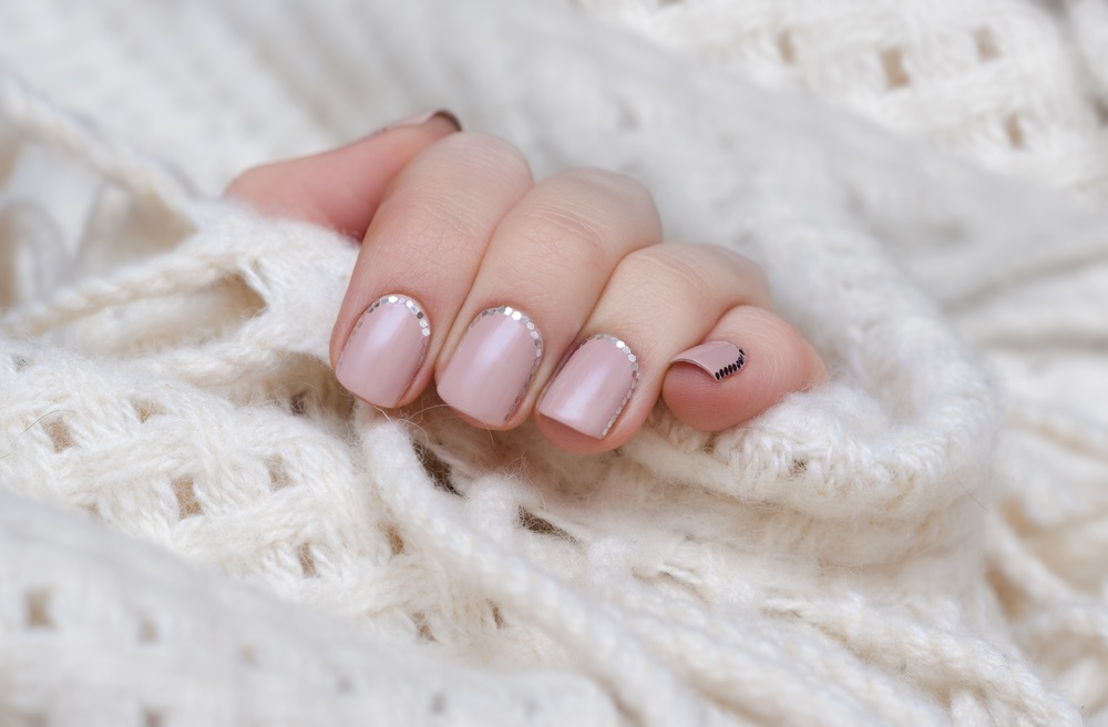 manichiura minimalista cu puncte