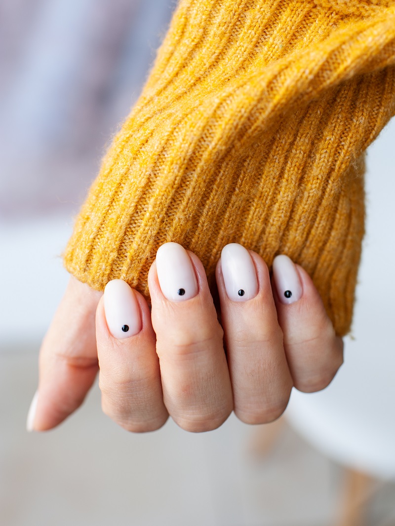 manichiura minimalista cu puncte