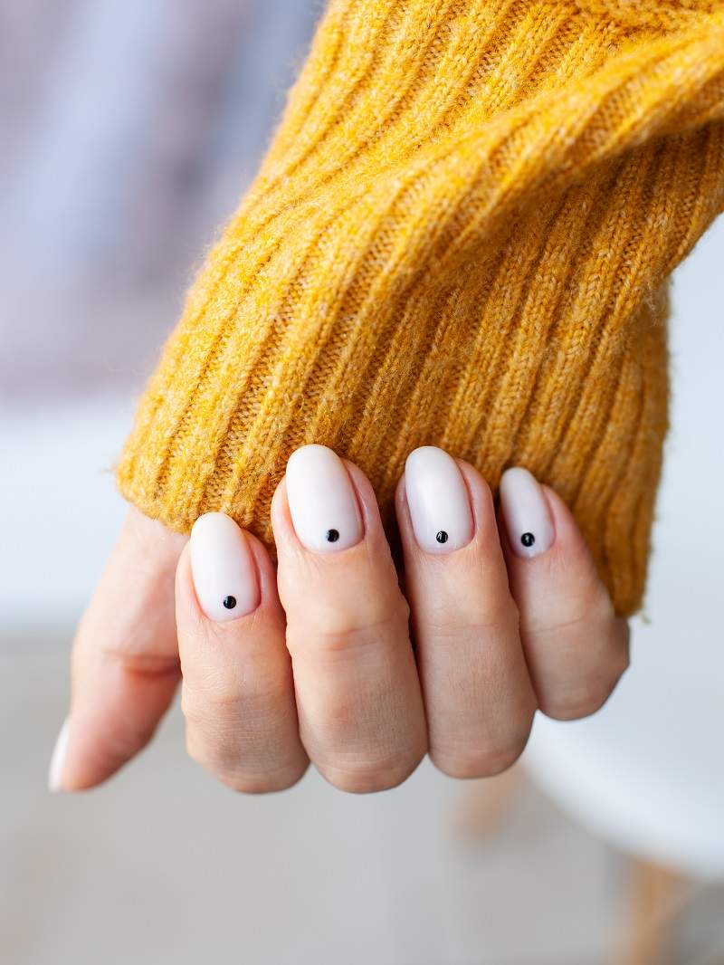 manichiura minimalista cu puncte