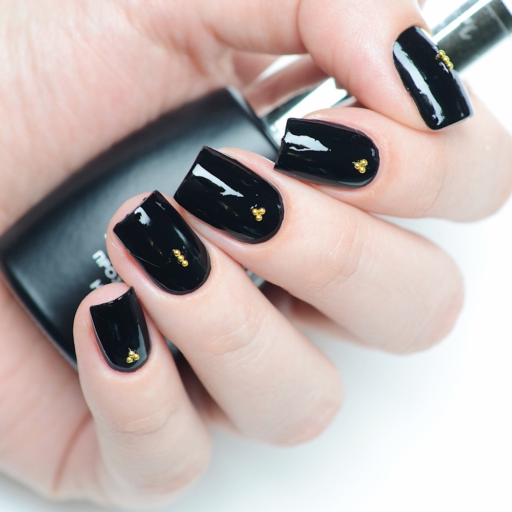 unghii cu puncte metalice