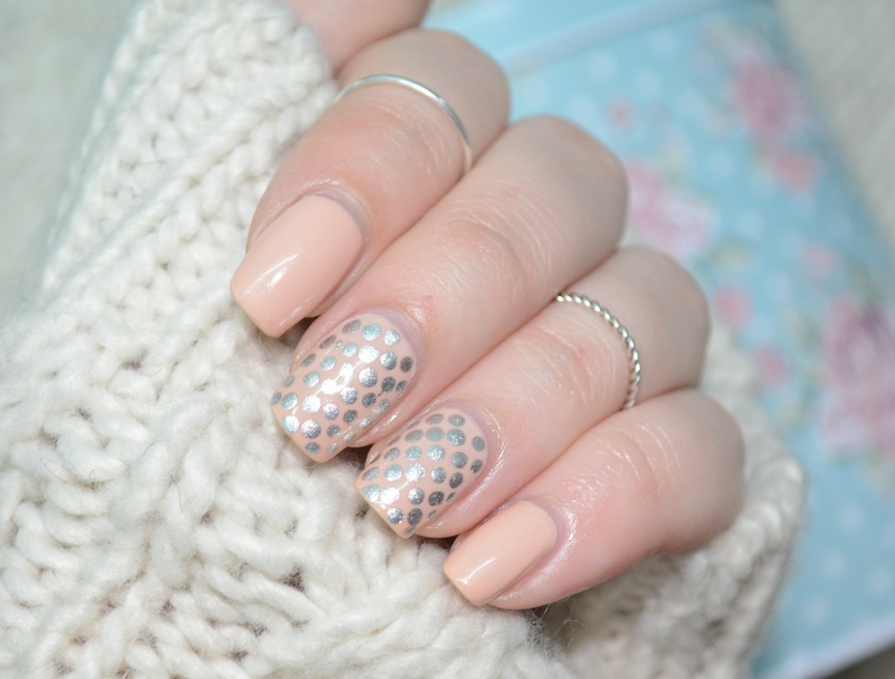 modele de unghii cu buline argintii