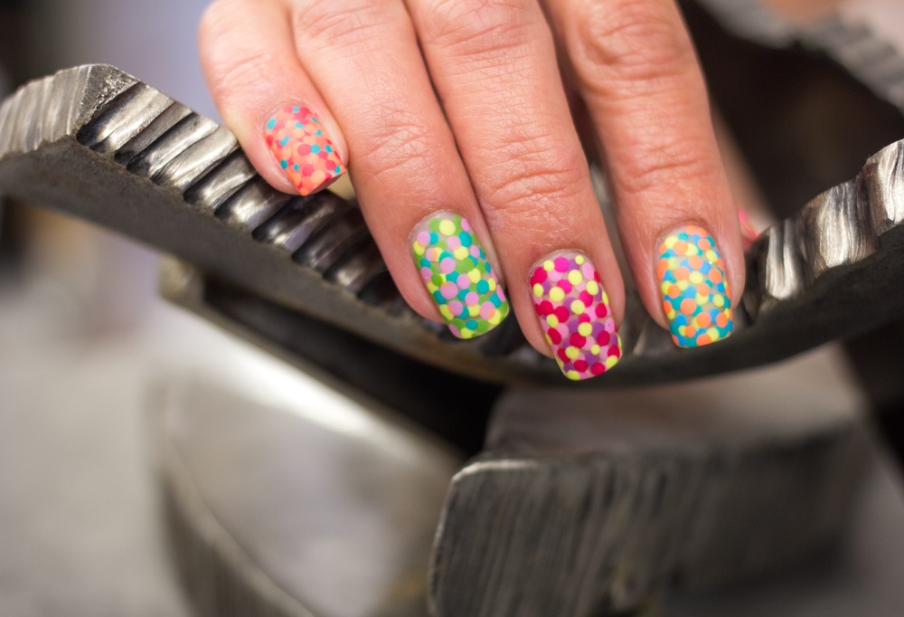 manichiura multicolora cu buline