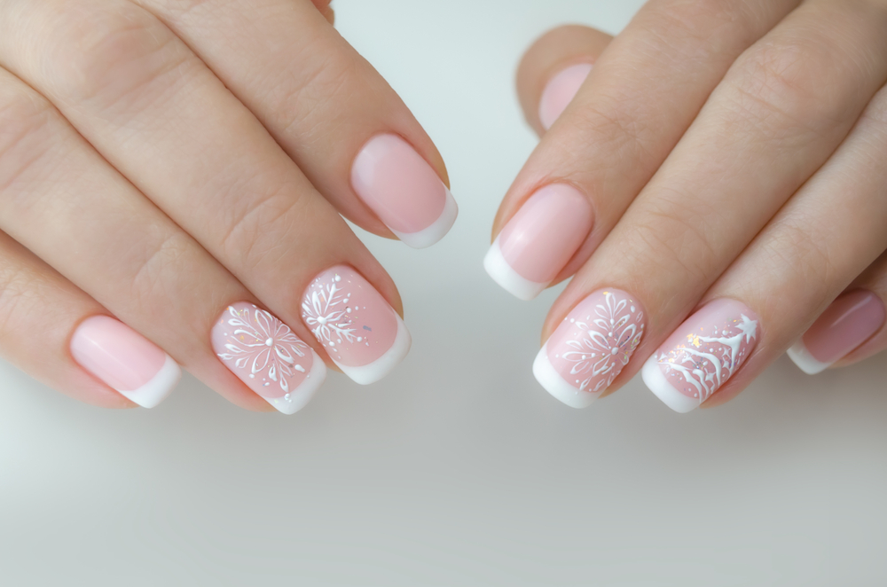 Unghii de Craciun french cu accente festive subtile