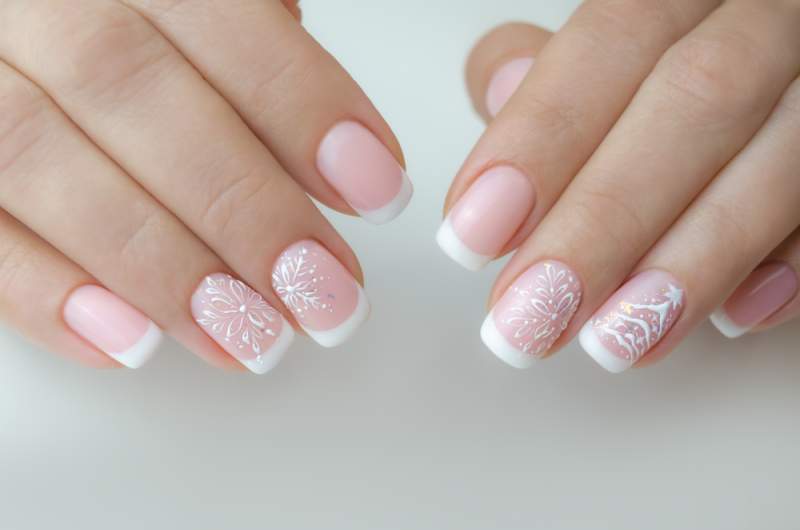 Unghii de Craciun french cu accente festive subtile