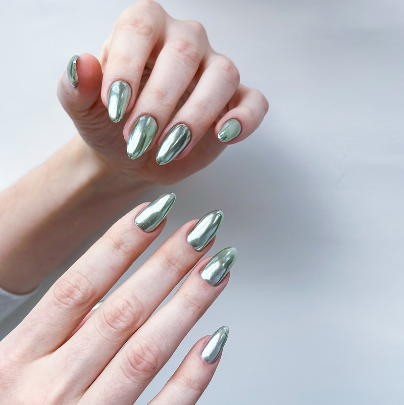 unghii cromate argintii