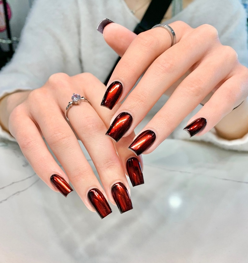 manichiura chrome cu rosu