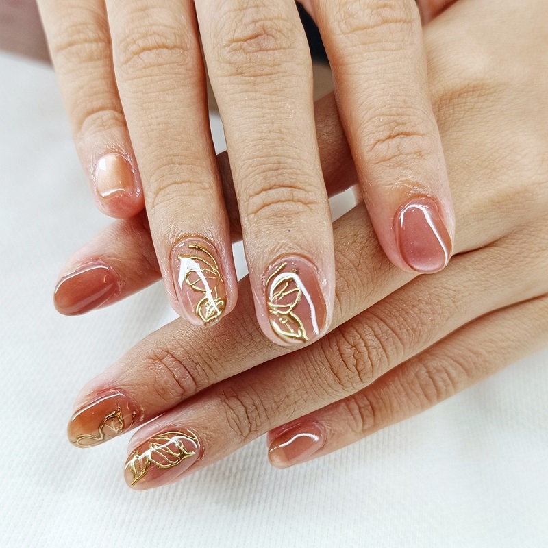 manichiura cat eye cu gold chrome