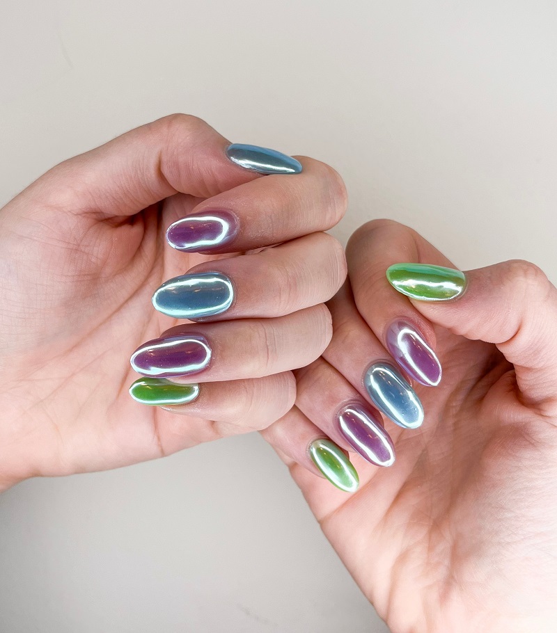 unghii multicolore cu efect cromat