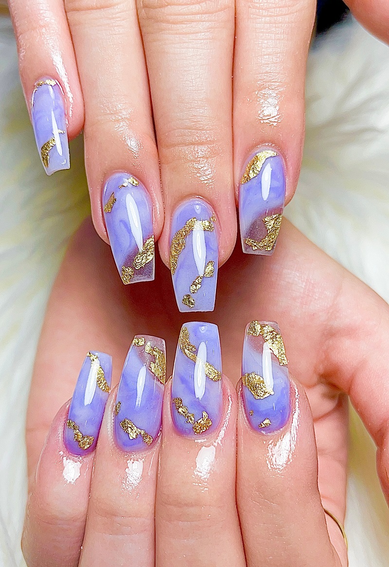 manichiura blue cromata cu auriu