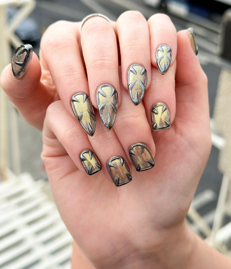 unghii aurii cromate