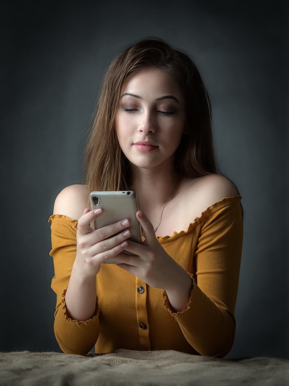 femeie care citeste un sms