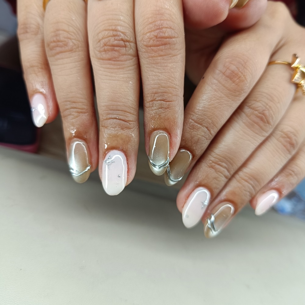 nude cat eye manicure