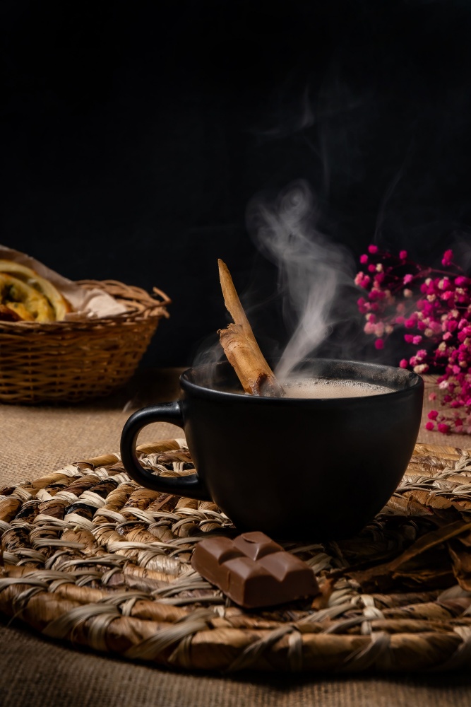 O cana neagra cu ciocolata calda si scortisoara