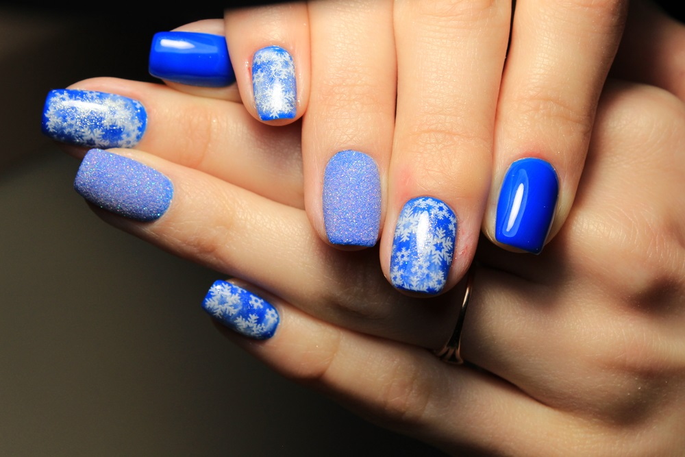 manichiura albastra cu fulgi de zapada